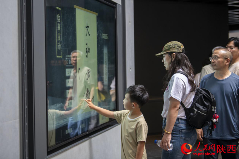 西安碑林博物館內，小朋友體驗臨摹互動裝置。人民網記者 翁奇羽攝