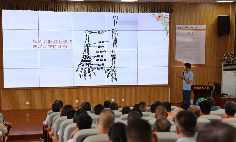 西安市灞桥区举办野生保护鸟类培训会 7月4日下午，由西安市林业局、西安市科学技术交流馆指导，灞桥区林业局、灞桥区科协联合主办的“守护飞羽精灵”野生保护鸟类培训会在西安市灞桥区东城第六小学报告厅顺利举行。来自区级部门、街道的近200名干部群众参加了培训。