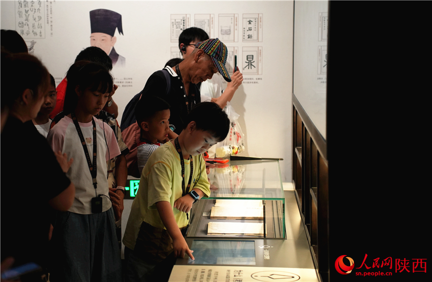 暑期来临，陕西考古博物馆迎来众多“小游客”。人民网记者 李志强摄