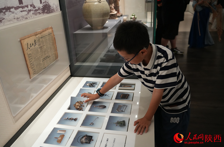 一名小學生在陝西考古博物館體驗互動裝置。人民網記者 李志強攝