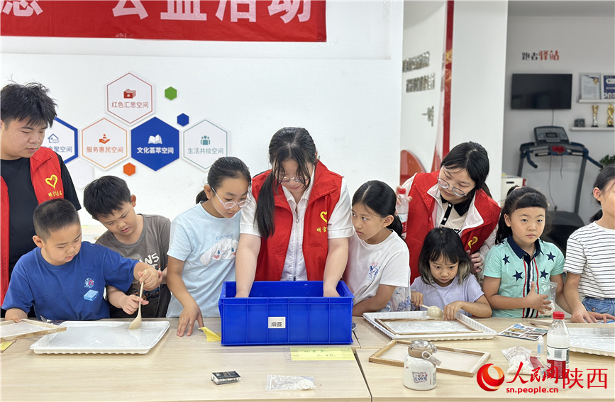7月16日下午，西安市新城区明宫社区暑托班的“古法造纸”兴趣课堂现场。人民网记者 李志强摄