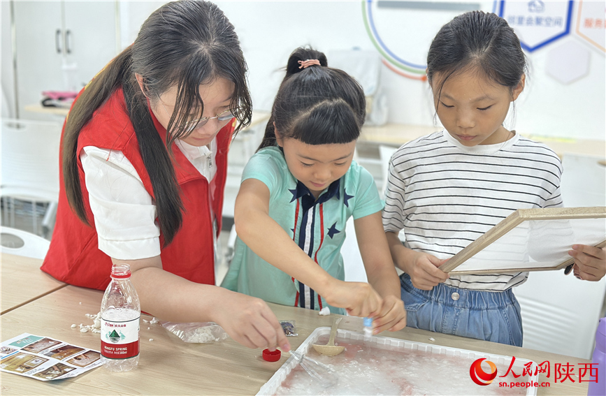 7月16日下午，西安市新城区明宫社区暑托班的“古法造纸”兴趣课堂现场。人民网记者 李志强摄