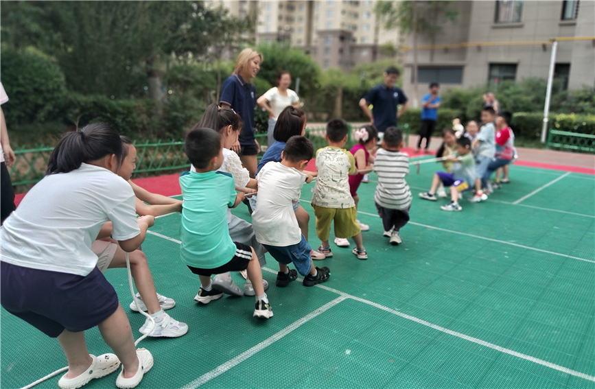 7月7日，西安市雁塔区漳浒寨街道华洲城领誉社区暑期公益课堂组织孩子们户外拔河。漳浒寨街道办供图
