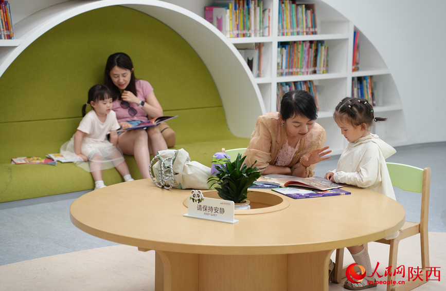 暑期來臨，西安圖書館少兒服務部讀者接待量持續走高。人民網記者 李志強攝