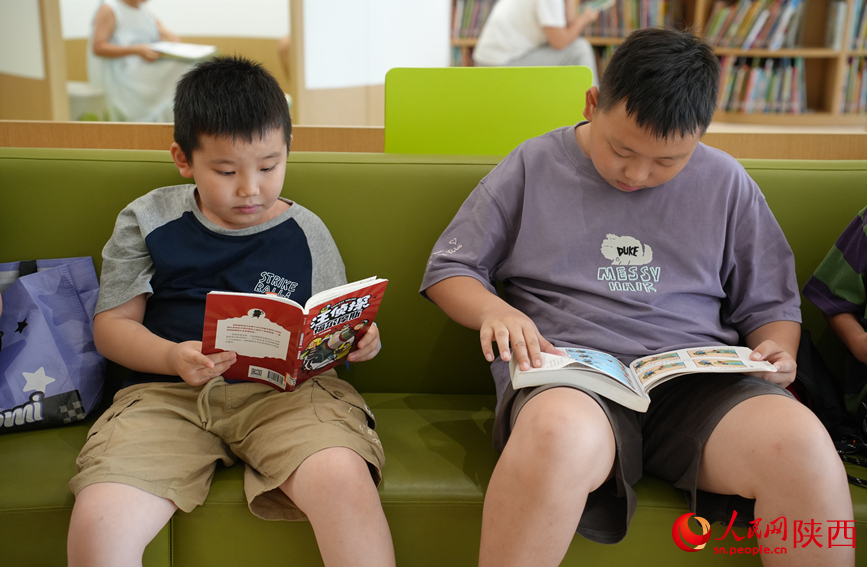 暑假期間，西安圖書館迎來大量小讀者。人民網記者 李志強攝