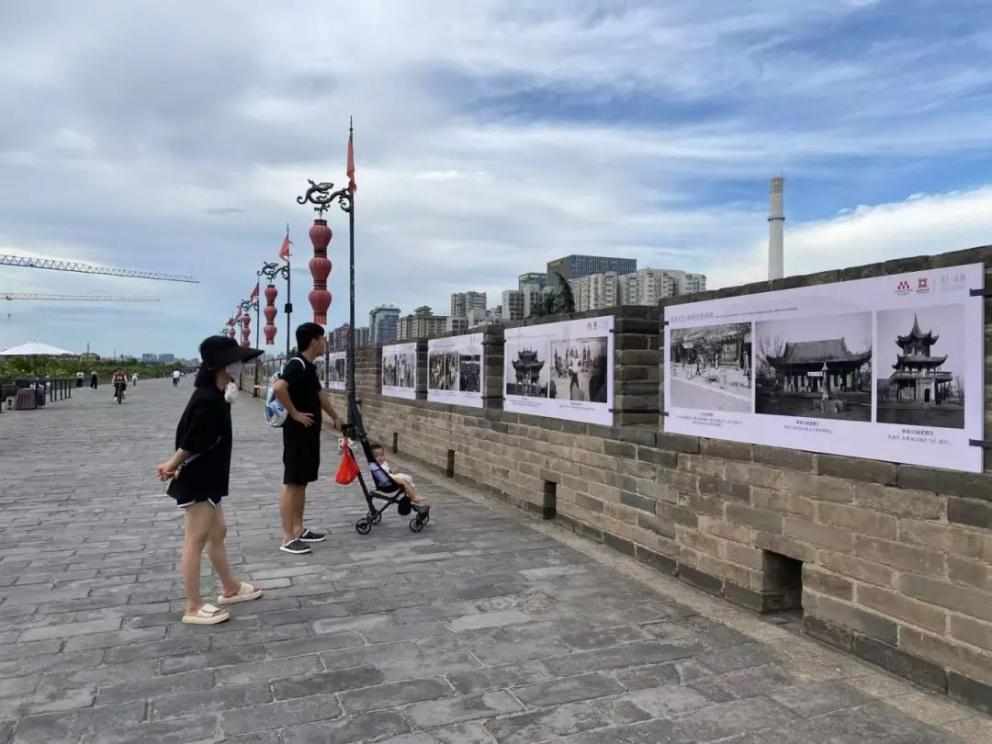 市民游客在城牆上免費參觀。西安城牆管委會供圖