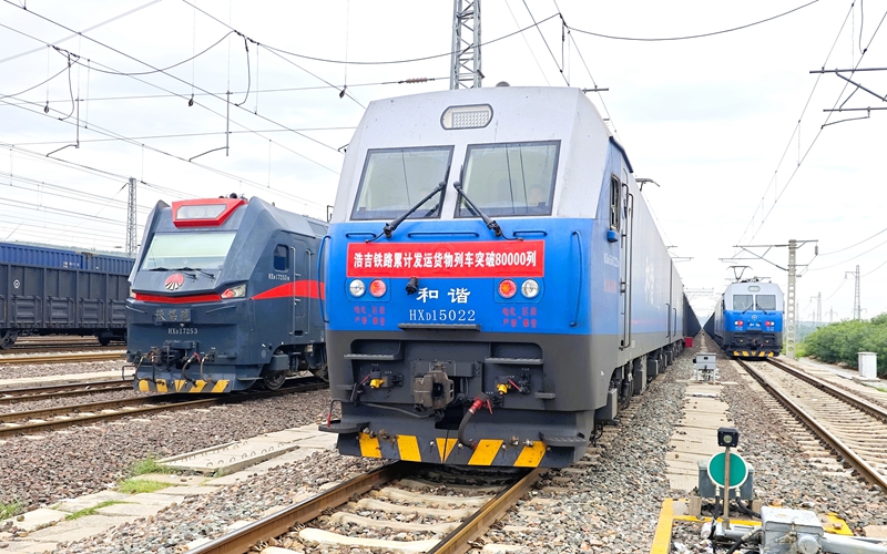 8月5日，滿載3614噸煤炭的83277次列車從靖邊東站駛出。付志寬攝