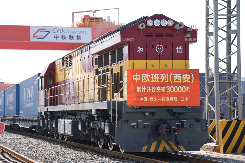 X9043次中欧班列从西安国际港站驶出。杨玥 摄