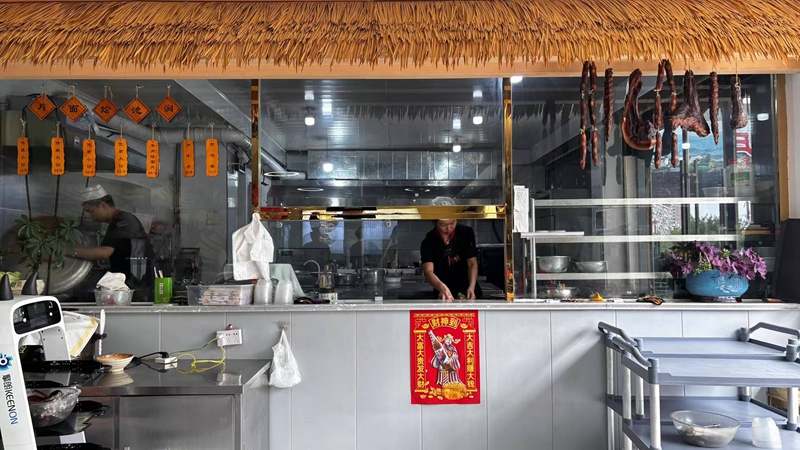 漢陰縣城關鎮小宋家澗池燴面片店通過玻璃隔斷改造讓后廚一目了然。漢陰縣融媒體中心供圖