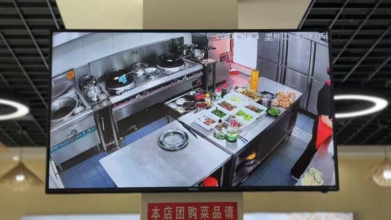 餐飲店內懸挂的顯示屏實時顯示后廚環境，讓食客更為安心。漢陰縣融媒體中心供圖