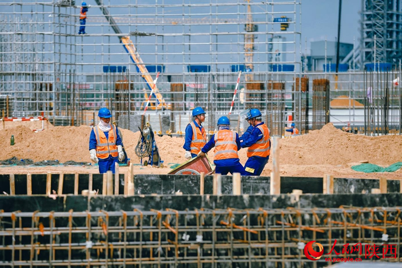 榆能精細化工年產100萬噸高端化學品新材料項目建設現場。人民網記者 孫挺攝