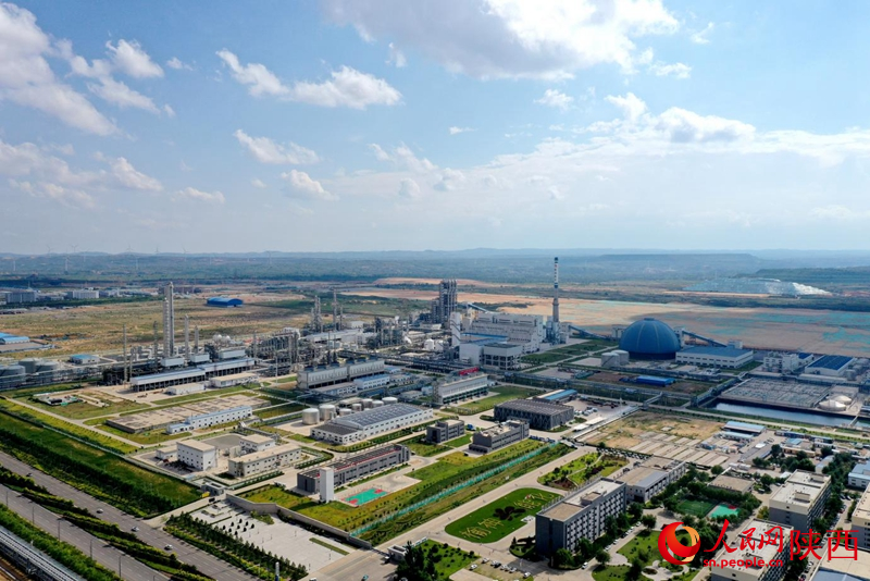 陝西延長石油榆神能源化工有限責任公司50萬噸/年煤基乙醇項目航拍圖。人民網記者 孫挺攝