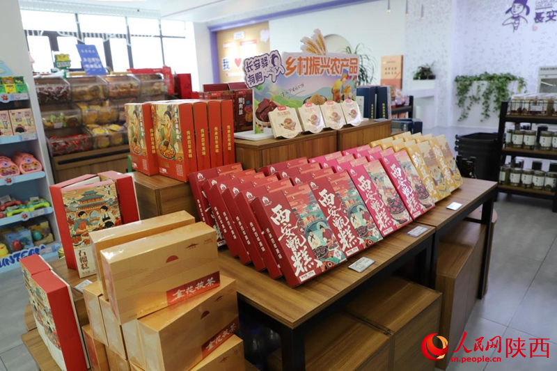 子午服务区内售卖的特色农副产品。人民网记者 李志强摄