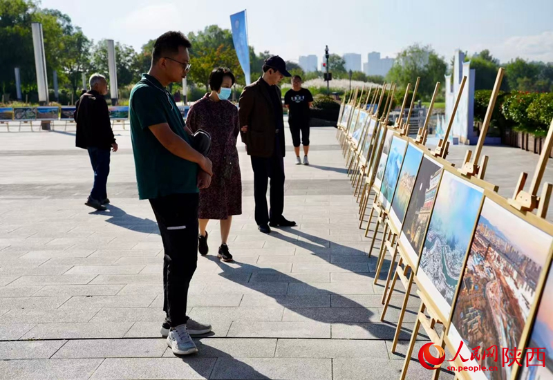 活動現場，市民游客正在參觀漢江水文化宣傳圖片展覽。人民網記者 鄒星攝