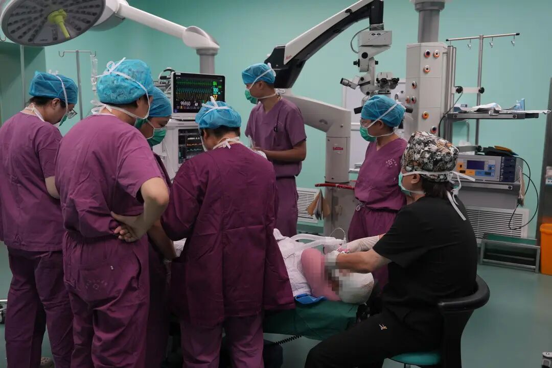 麻醉团队为张女士进行麻醉。西安市人民医院(西安市第四医院)供图
