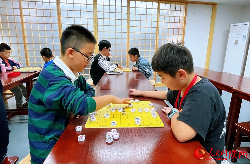 小朋友正在对弈。人民网记者 魏鑫摄