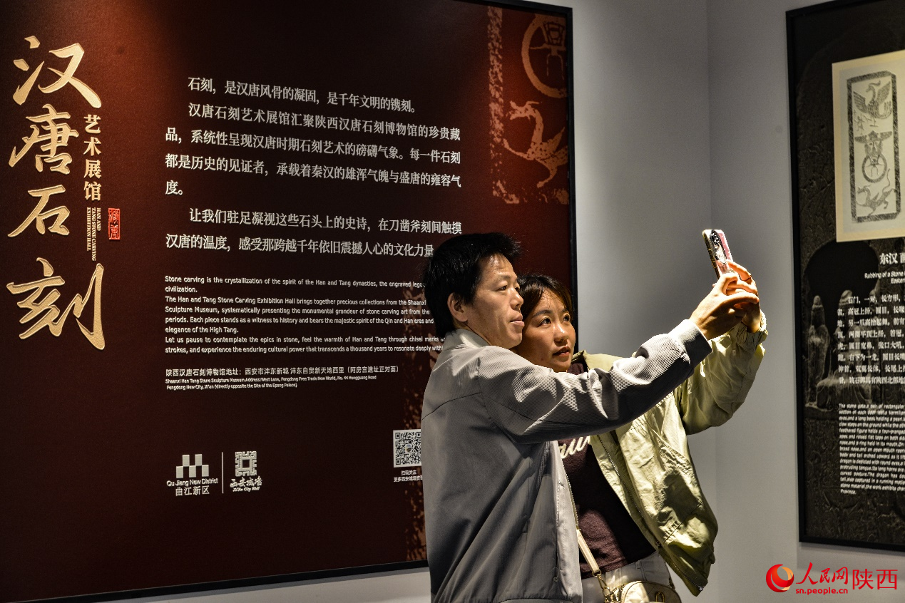 游客在69号敌楼汉唐石刻艺术展馆内拍照留念。人民网记者 白鸽摄