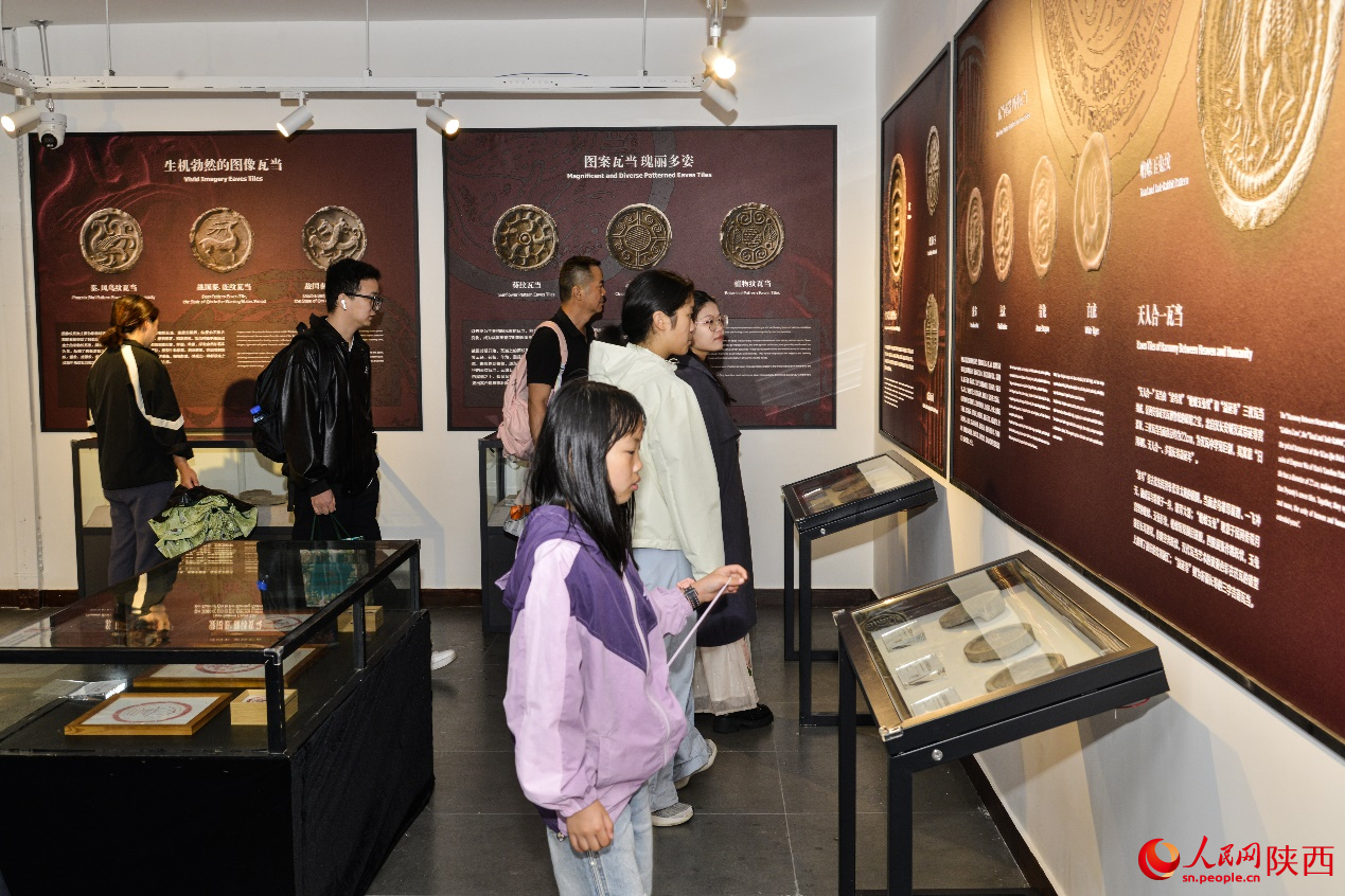 游客在16号敌楼瓦当文化展馆内参观。人民网记者 白鸽摄