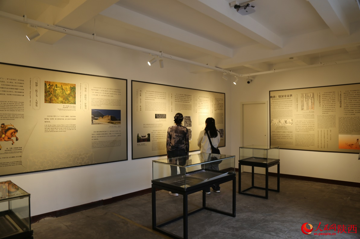 游客在42号敌楼唐代墓志拓片展馆内参观。人民网记者 白鸽摄