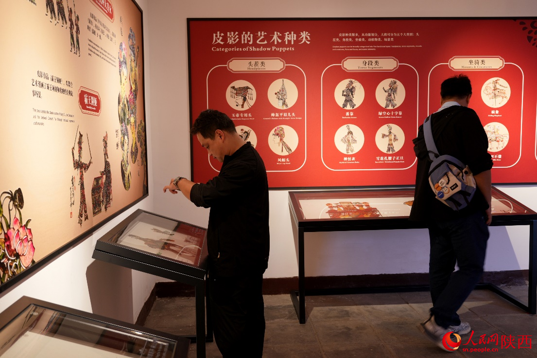 游客在6号敌楼皮影文化展馆内参观。人民网记者 白鸽摄