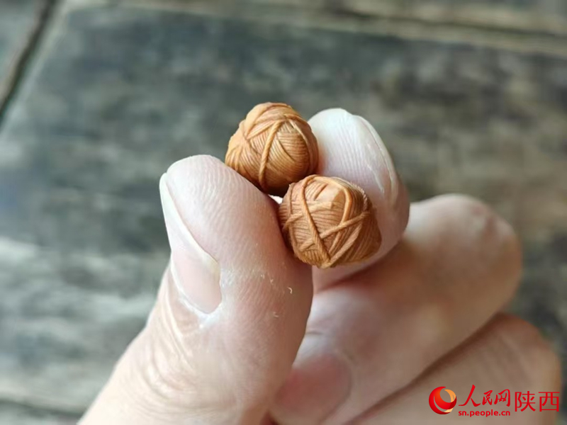 核雕小件。人民网 王丽摄