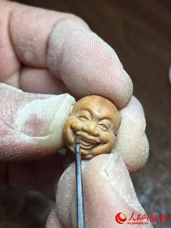 正在雕刻的人脸。人民网 王丽摄
