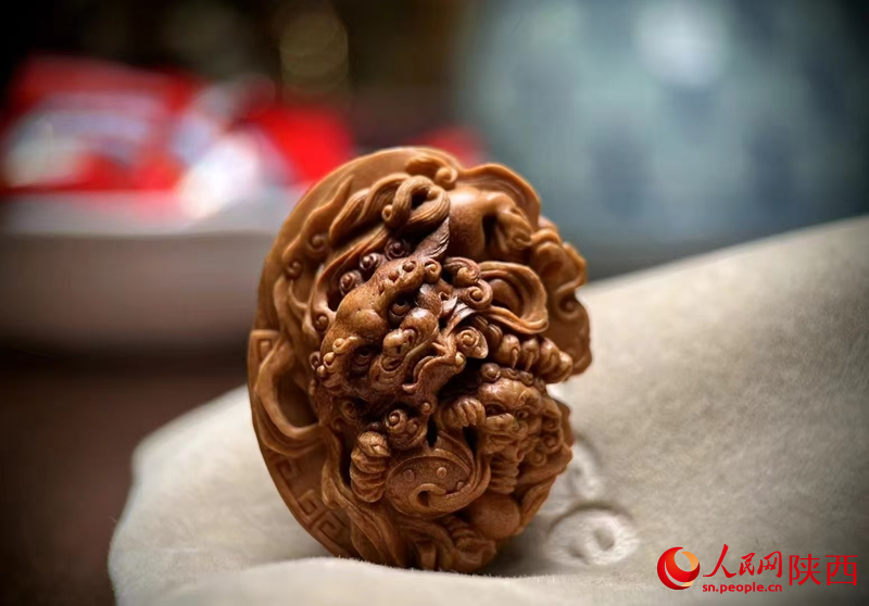 用果核雕刻的精美物件。人民网 王丽摄