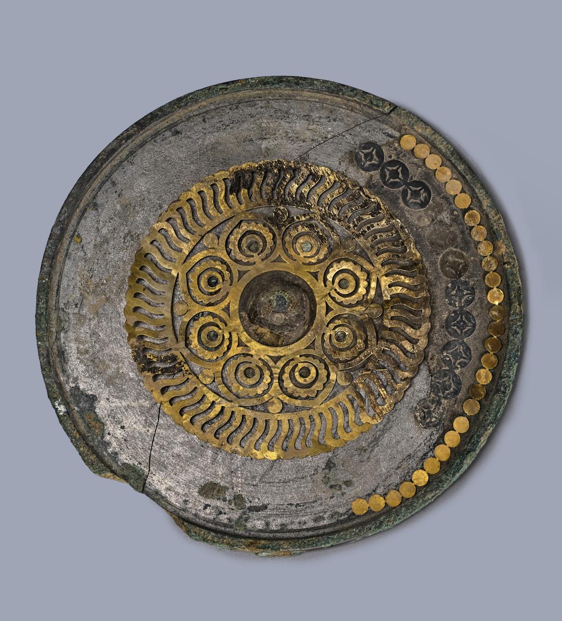 西安唐董韶容墓出土的金銀平脫鏡。陝西省考古研究院供圖