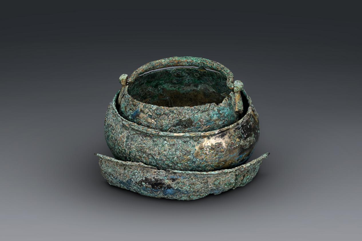 西安唐董韶容墓出土的銅提梁罐、銅缽、銅盆組合。陝西省考古研究院供圖