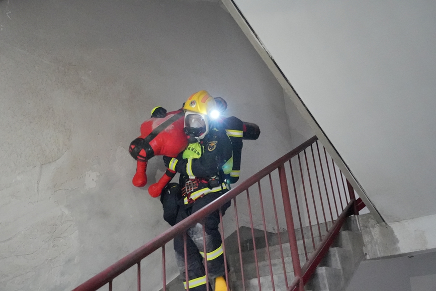 第五屆“火焰藍”職業技能大賽暨實戰化比武競賽“樓層攻堅”項目。陝西省消防救援總隊供圖