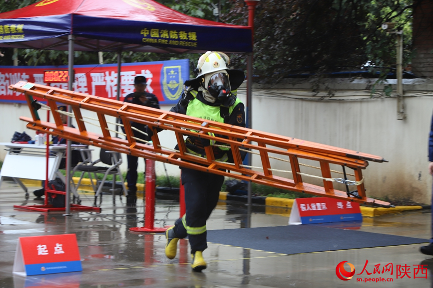 第五屆“火焰藍”職業技能大賽暨實戰化比武競賽“樓層攻堅”項目。人民網記者 鄒星攝