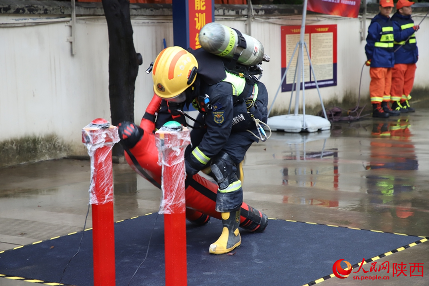 第五屆“火焰藍”職業技能大賽暨實戰化比武競賽“樓層攻堅”項目。人民網記者 鄒星攝