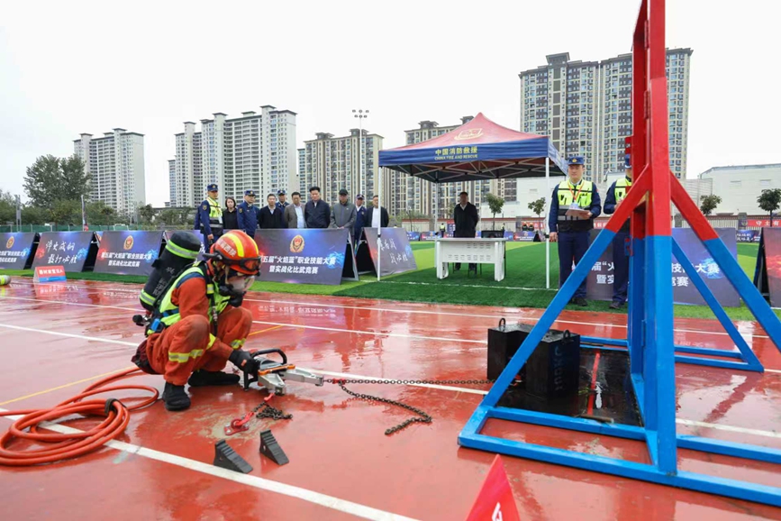 第五屆“火焰藍”職業技能大賽暨實戰化比武競賽“極速突破”項目。陝西省消防救援總隊供圖