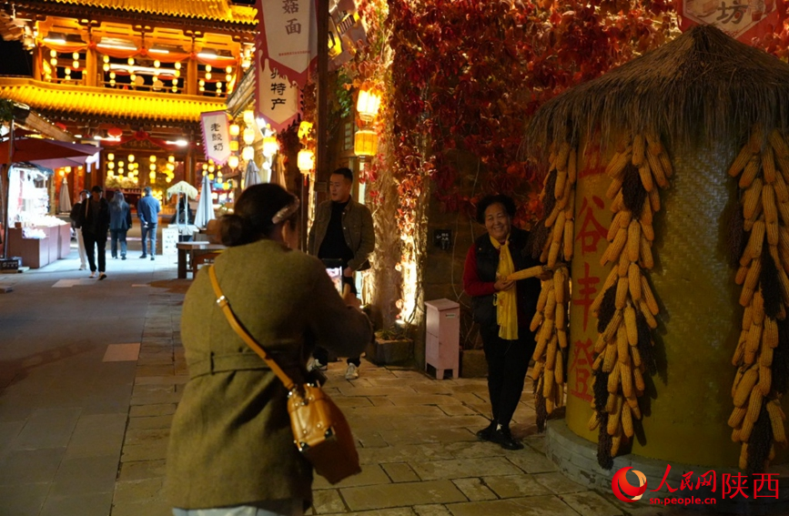 10月15日晚,金延安旅游度假区内,市民游客正在打卡拍照。人民网记者 邹星摄