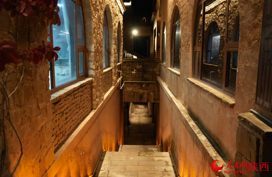 10月15日晚，金延安旅游度假區街景。人民網記者 鄒星攝