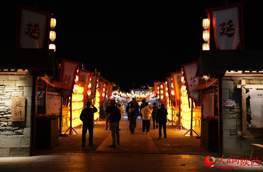 10月15日晚，金延安旅游度假區街景。人民網記者 鄒星攝