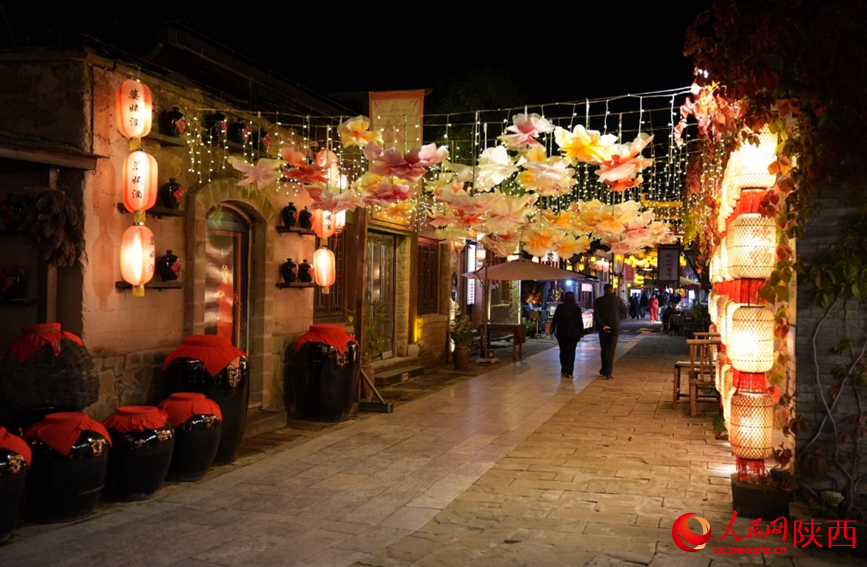 10月15日晚，金延安旅游度假區街景。人民網記者 鄒星攝