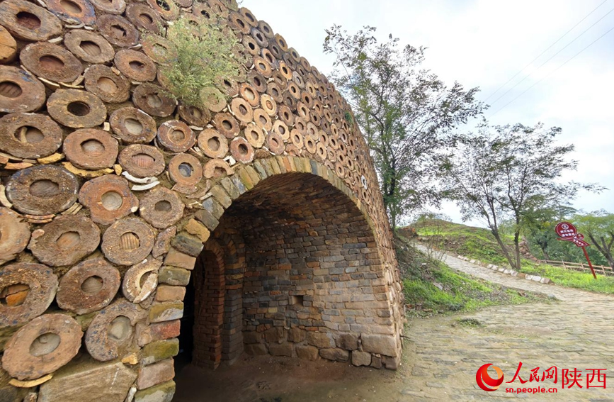 匣缽牆。匣缽,堯頭村人稱它為“籠套”,是傳統的陶瓷制作所需要的器皿,匣缽多次使用后報廢,用之砌牆。人民網 王麗攝