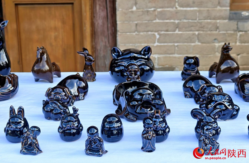 黑瓷瓷色厚重飽滿被譽為“黑珍珠”。人民網 王麗攝