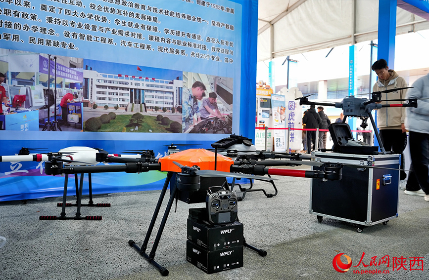 杨凌农高会展区内的农业无人机。人民网记者 孙挺摄