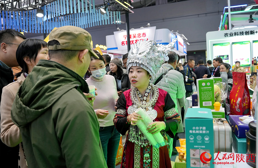 10月28日，参观者在杨凌农高会贵州展区参观。人民网记者 孙挺摄