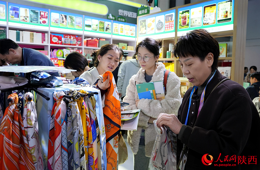 10月28日，参观者在杨凌农高会安康展区了解丝织品。人民网记者 孙挺摄