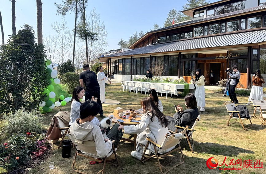 在陝甘茶馬古道景區半畝茶園內的特色民宿，游客正愜意地享受茶歇。人民網記者 鄒星攝