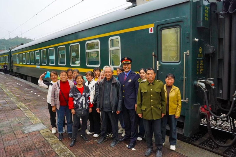 向寶林和老鄉們在燕子砭車站合影留念。受訪者供圖