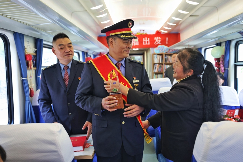 向寶林值乘的最后一趟列車，老鄉依依不舍。李垚攝