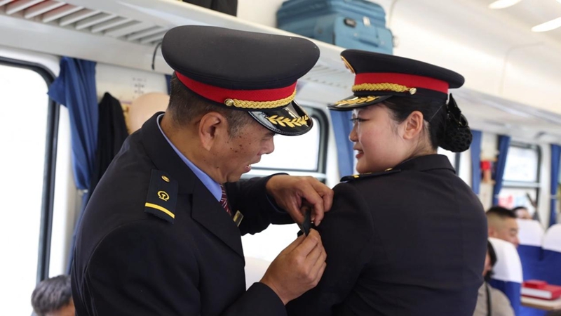 向寶林把臂章交給新任列車長。劉鬆霖攝