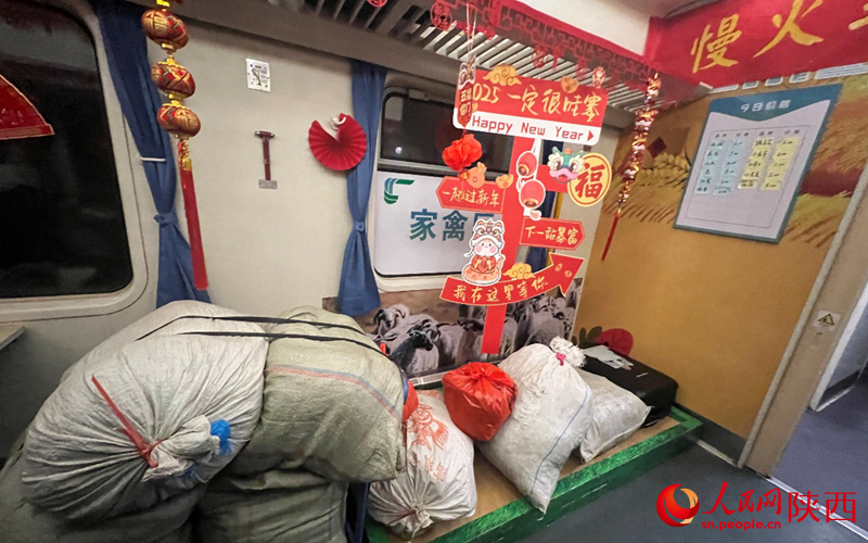 經過專門改造，慢火車騰出空間堆放家禽和農產品等。人民網記者 鄧楠攝
