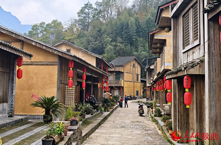 鐘家溝村街道。人民網記者 鄒星攝