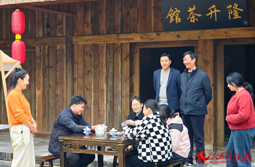 游客在村內休閑品茶。人民網記者 鄒星攝