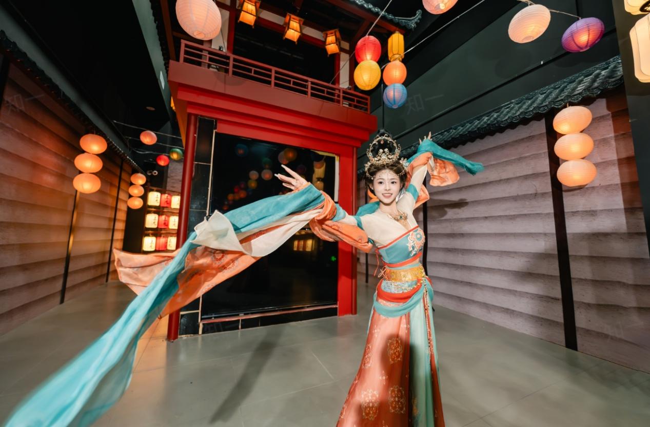 曲江飞行剧院内，唐诗“笑入胡姬酒肆家”的诗句还原情境。受访者供图